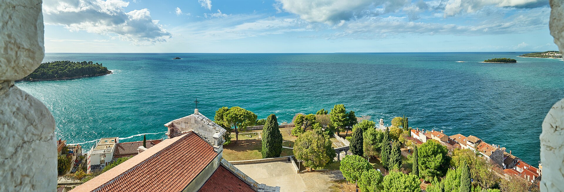 성 에우페미아 성당 근처 높은 지점에서 본 로빈 해안과 섬 풍경