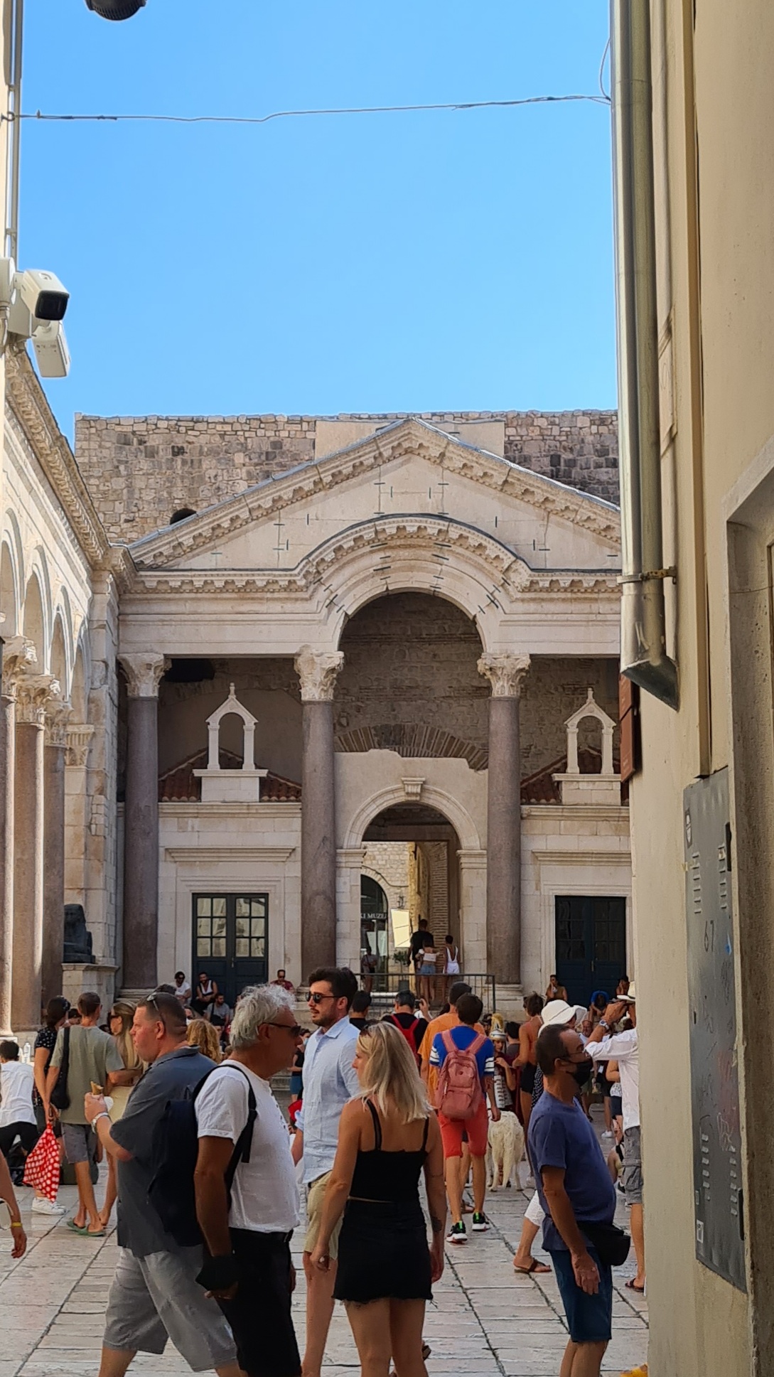 스플리트 디오클레티아누스 궁전 중앙 안뜰 페리스틸의 로마식 기둥과 석조 광장