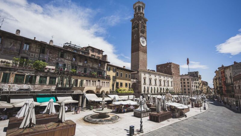 베로나 피아차 델레 에르베와 토레 데이 람베르티가 보이는 역사광장 풍경