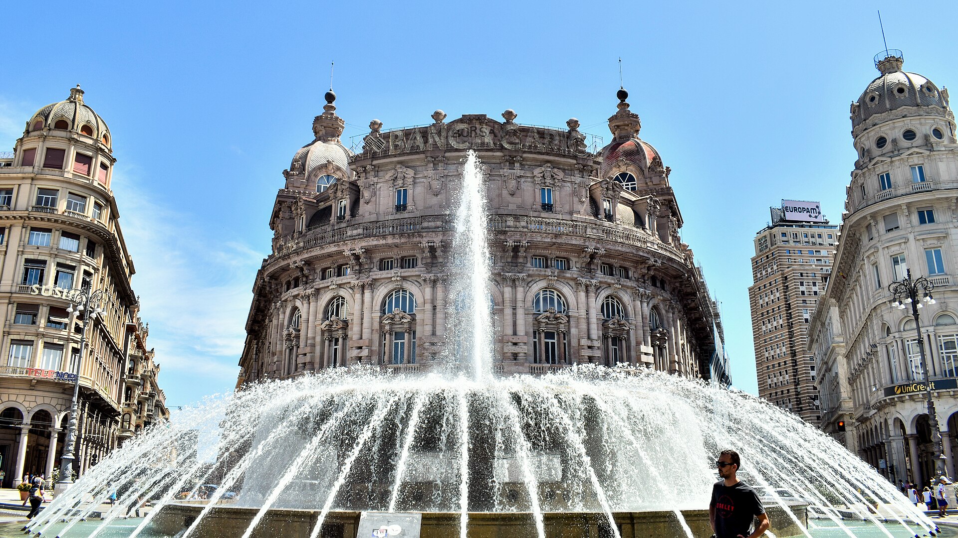 제노바 도심 중심인 피아차 데 페라리의 분수와 광장 풍경