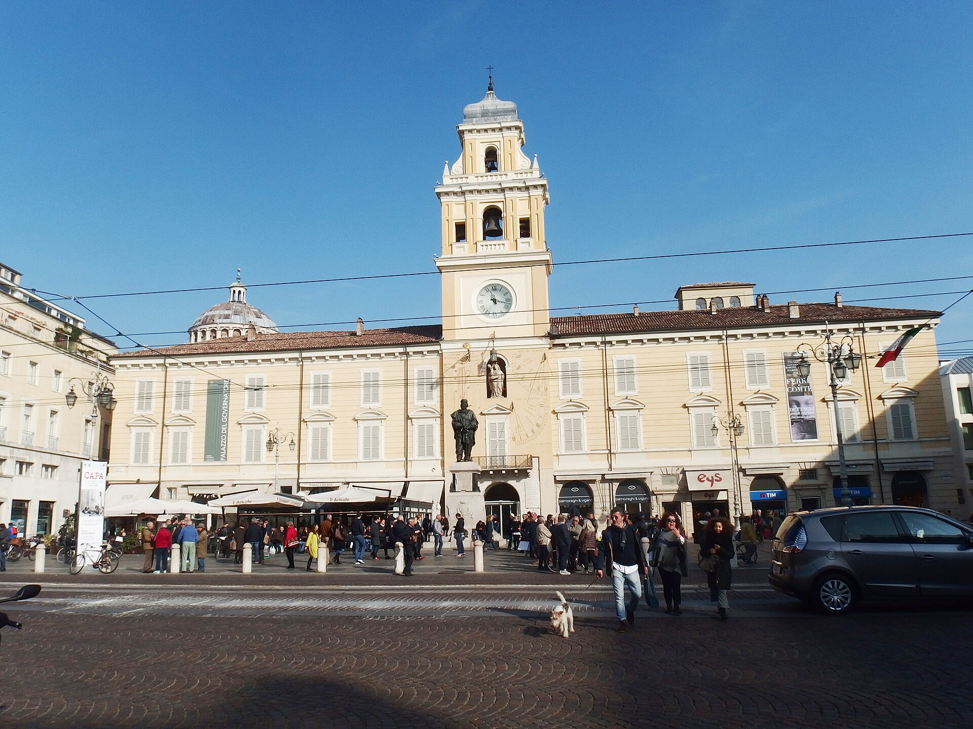 시계탑과 파사드가 보이는 파르마 피아차 가리발디 전경