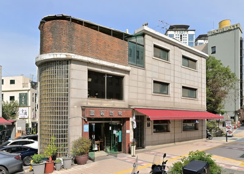 서울 충무로 필동면옥 외관과 필동면옥 간판이 보이는 코너 건물