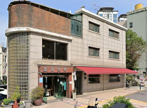 서울 충무로 필동면옥 전면 외관과 붉은 차양, 유리 출입문