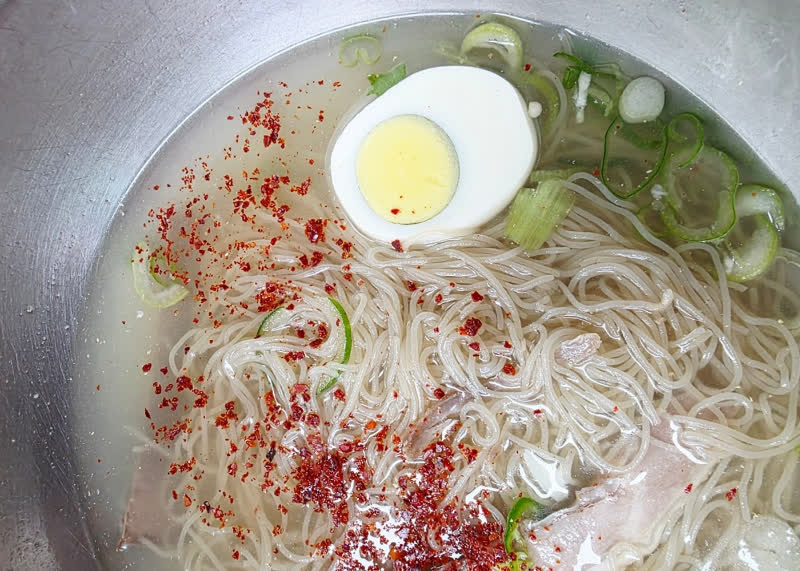 서울 충무로 필동면옥 평양냉면 한 그릇과 달걀, 고명