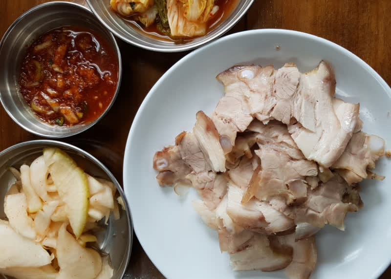 서울 충무로 필동면옥 제육 한 접시와 김치, 양념장