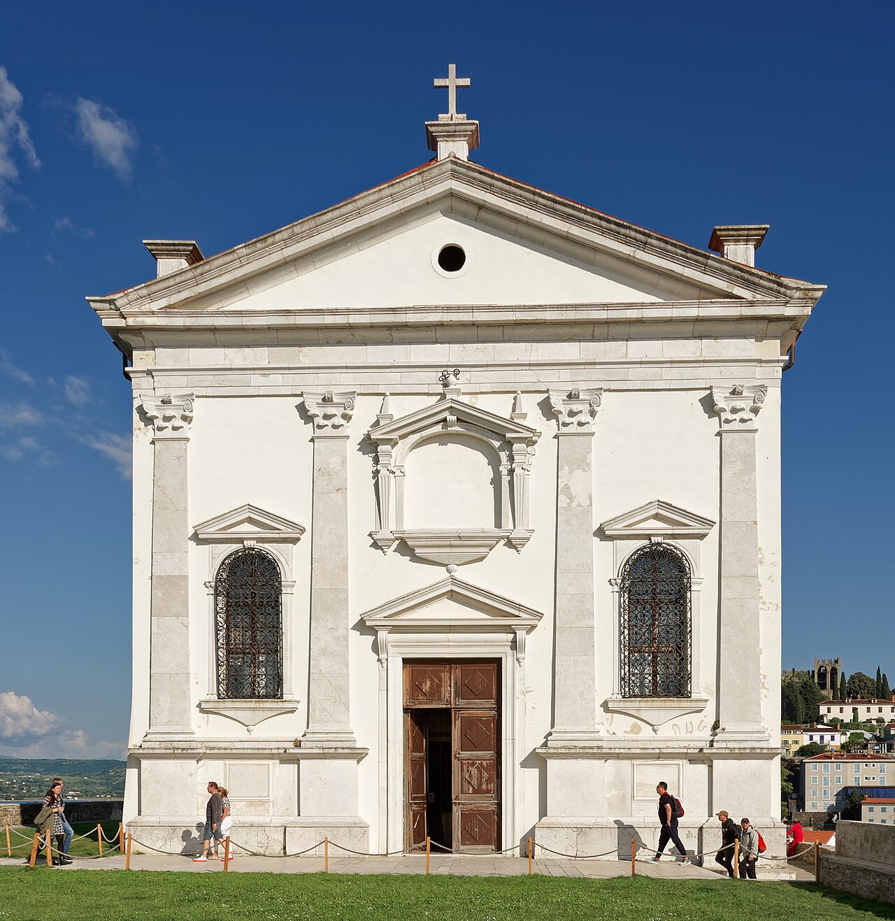 슬로베니아 피란 성 조지 성당 권역의 바닷가 끝 흰색 예배당과 언덕 풍경