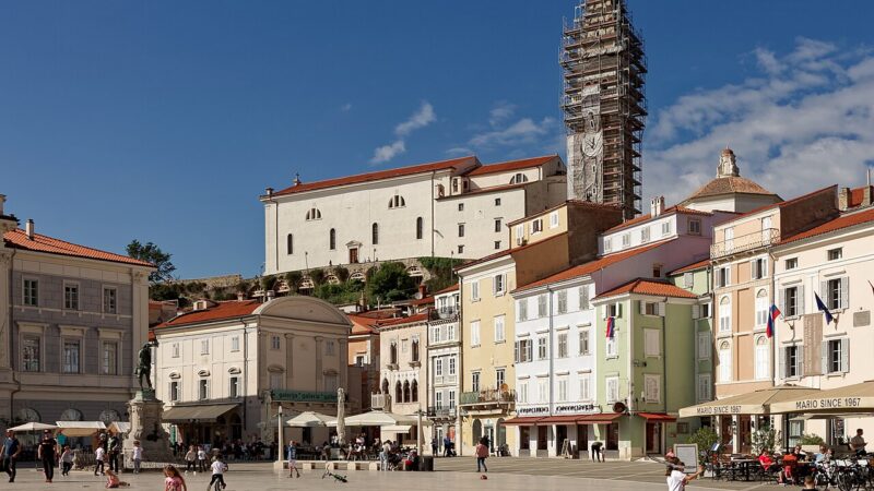 슬로베니아 피란 타르티니 광장과 뒤로 보이는 성 조지 성당 언덕 전경