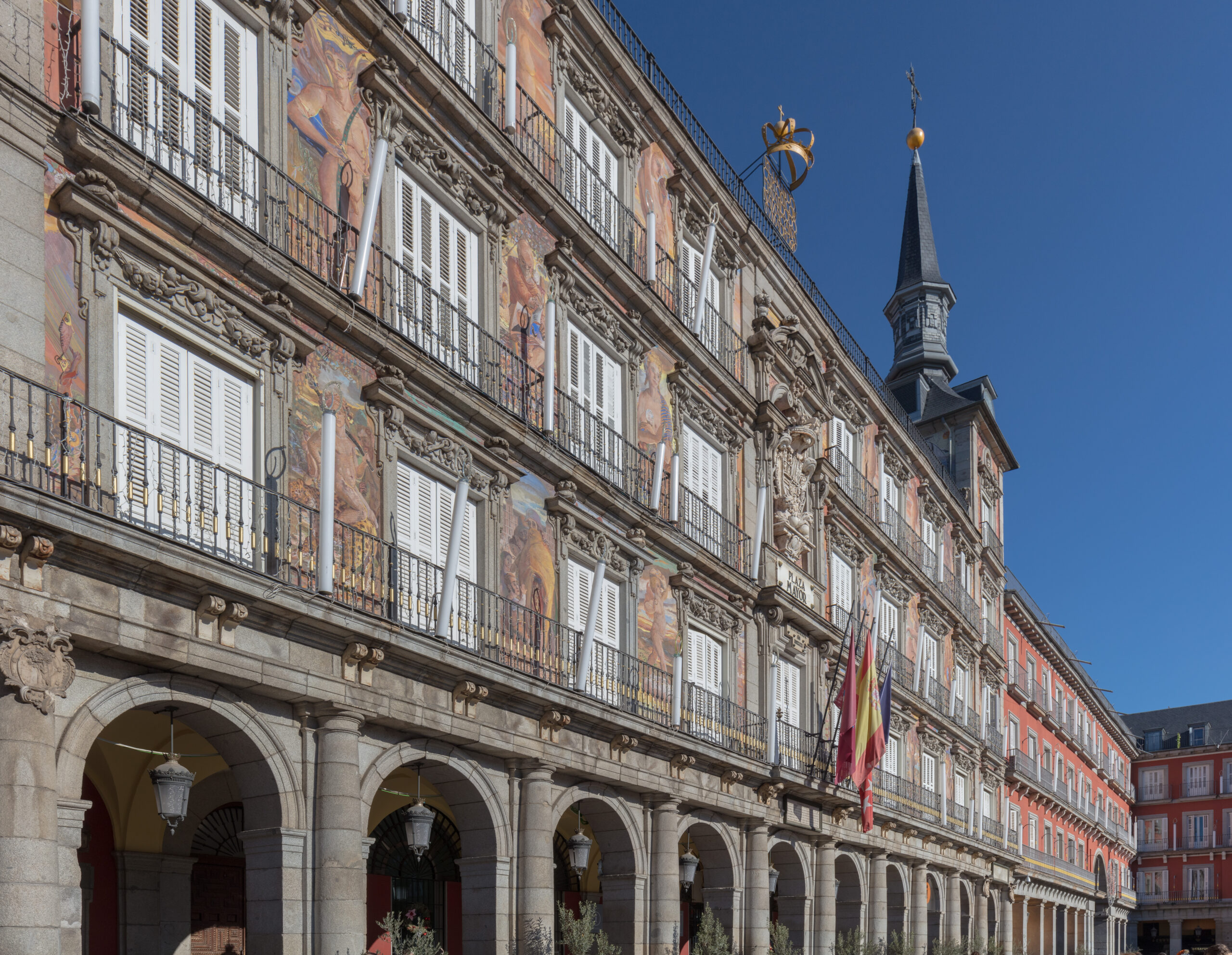 벽화가 있는 카사 데 라 파나데리아와 아케이드가 보이는 마드리드 마요르 광장