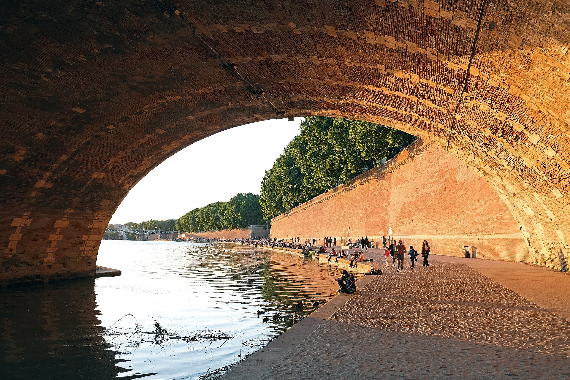 가론강 수변과 벽돌 건물 뒤로 이어지는 툴루즈 퐁뇌프 주변 풍경