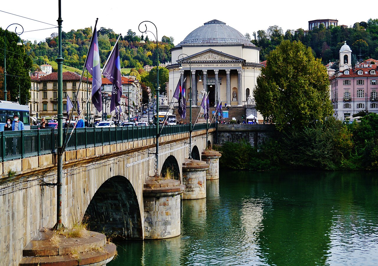 비토리오 에마누엘레 1세 다리와 그란 마드레 디 디오가 함께 보이는 토리노 포 강변