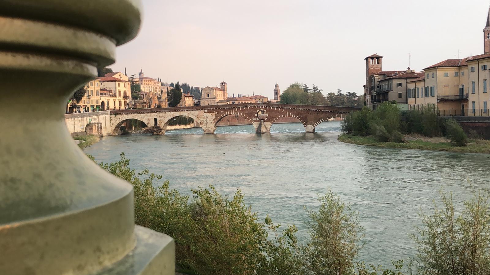 베로나 포르테 피에트라와 아디제강, 구시가지 종탑이 보이는 강변 전경