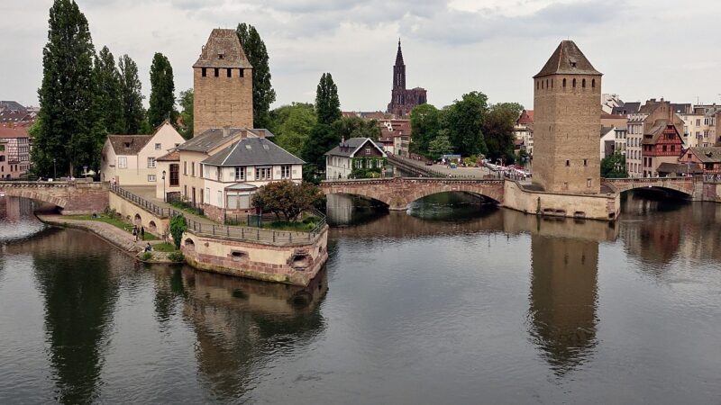 스트라스부르 퐁 쿠베르 운하 뒤로 보이는 대성당 첨탑 풍경