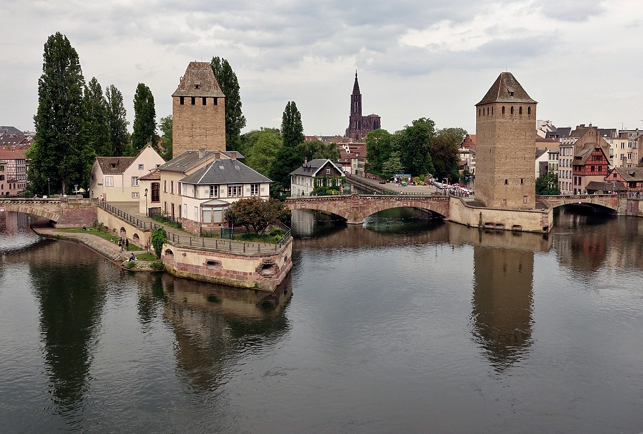 스트라스부르 퐁 쿠베르 운하 뒤로 보이는 대성당 첨탑 풍경