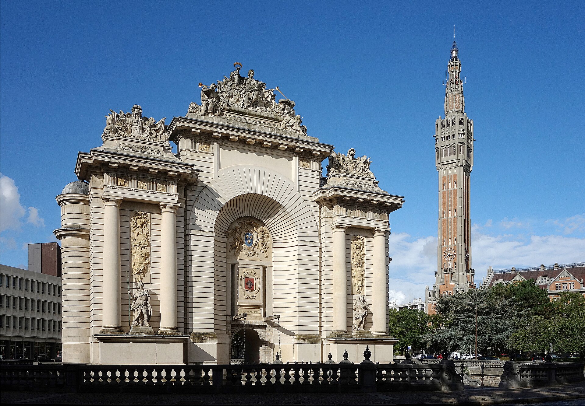 릴 포르트 드 파리 뒤로 시청 종루가 함께 보이는 장면