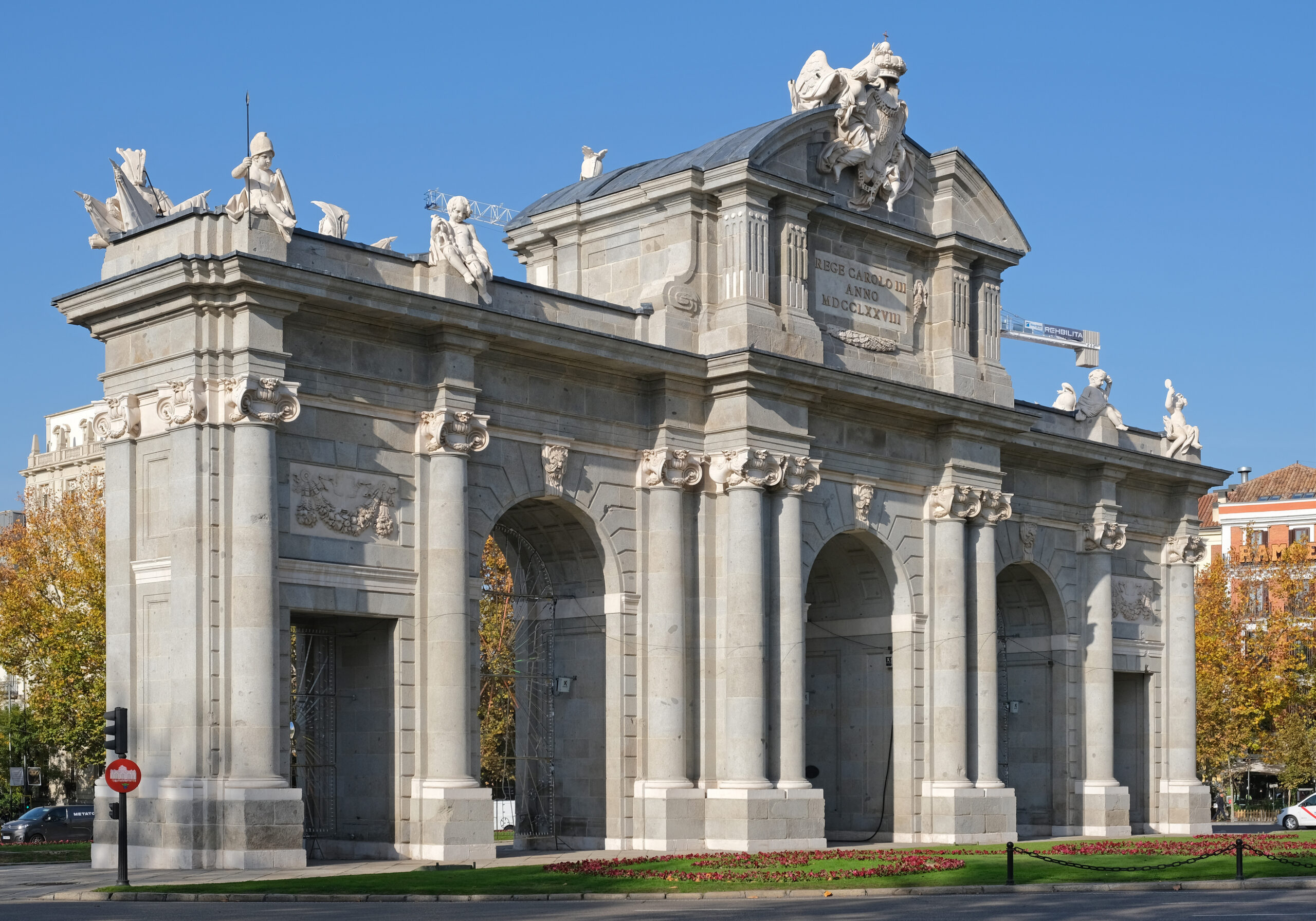 차도 중앙에서 보이는 마드리드 푸에르타 데 알칼라 석조 아치