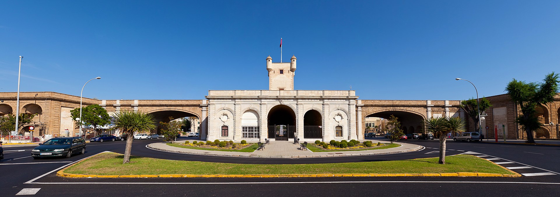 카디스 신시가지와 구시가지를 가르는 푸에르타 데 티에라 성문