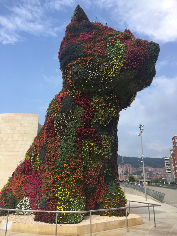 꽃으로 덮인 강아지 조형물이 서 있는 빌바오 구겐하임 미술관 앞 퍼피