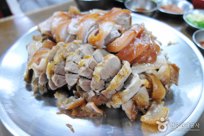 평안도족발집 족발 한 접시가 금속 접시에 담겨 나온 모습