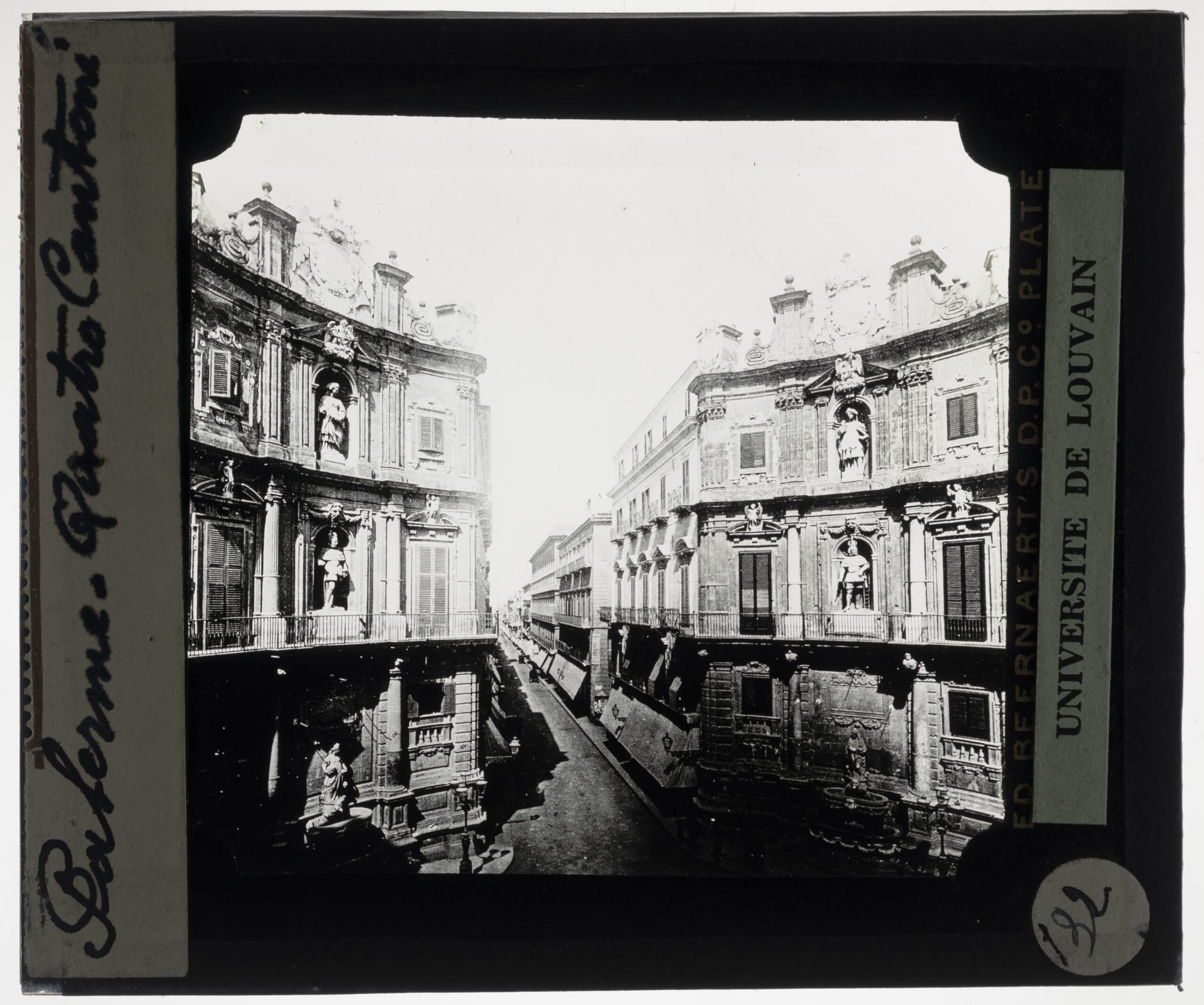 곡선 바로크 파사드가 마주 보는 팔레르모 콰트로 칸티 교차로