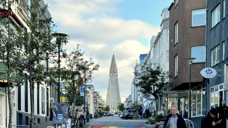 스코라보르두스티구르 무지개거리 끝에 할그림스키르캬가 보이는 레이캬비크 도심 풍경