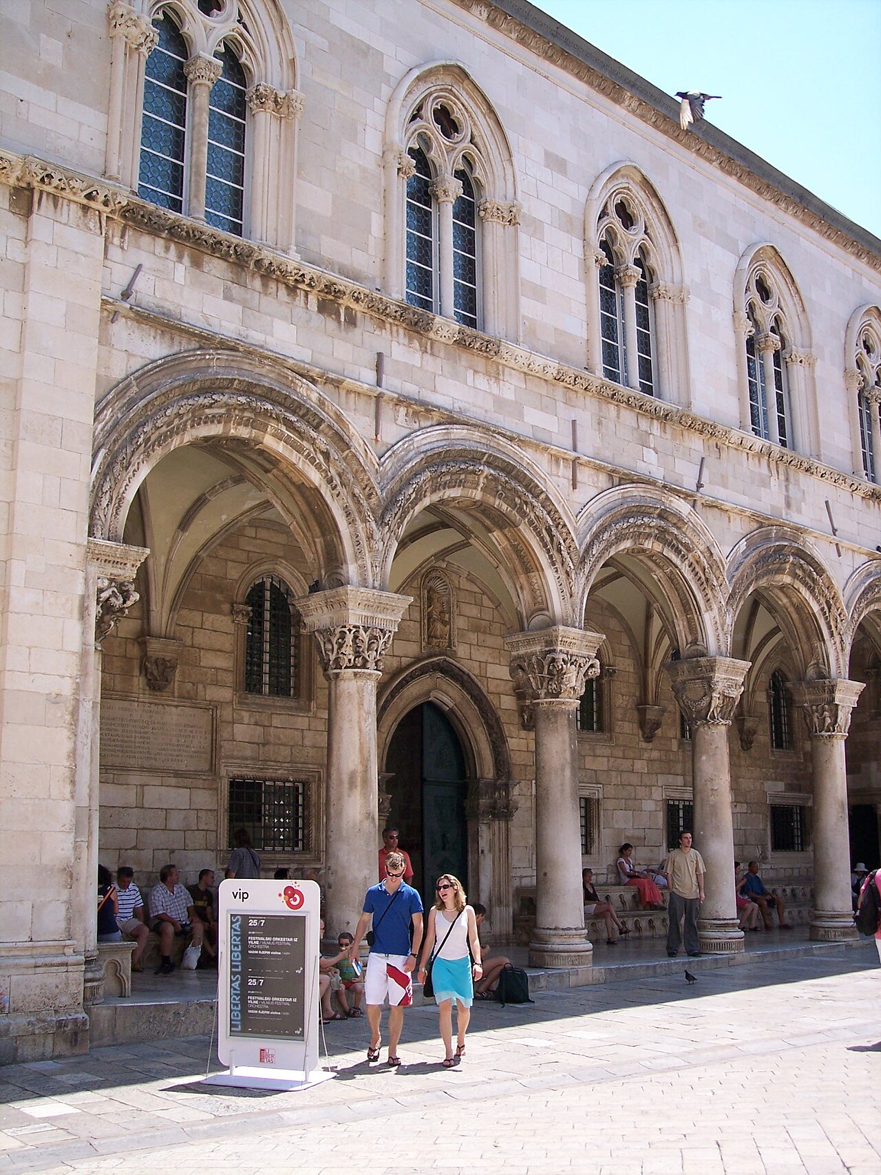 고딕과 르네상스 양식 아케이드가 이어지는 두브로브니크 렉터 궁전 외관