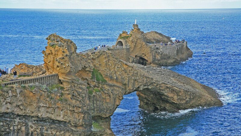 바다 위 암반과 다리, 성모상이 함께 보이는 비아리츠 로셰 드 라 비에르주