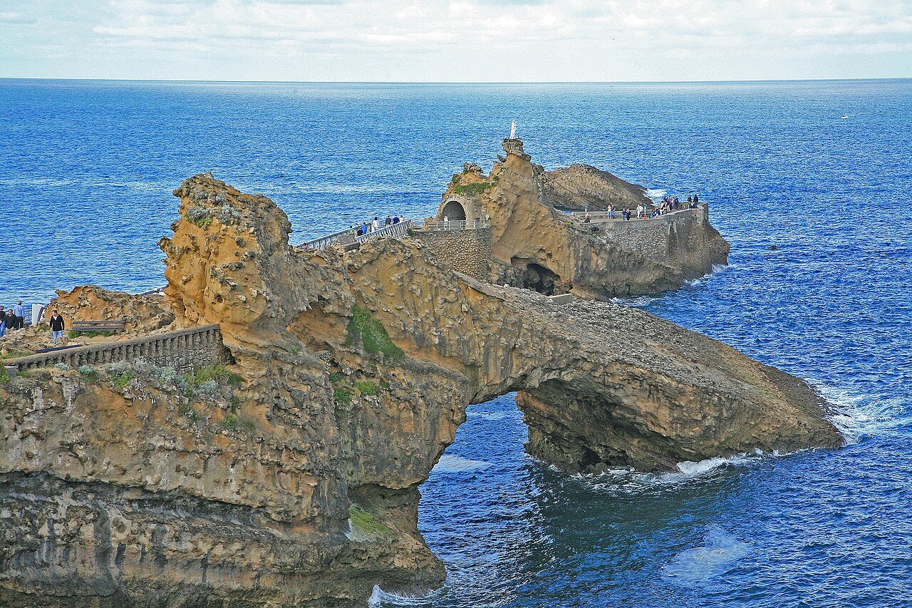 바다 위 암반과 다리, 성모상이 함께 보이는 비아리츠 로셰 드 라 비에르주