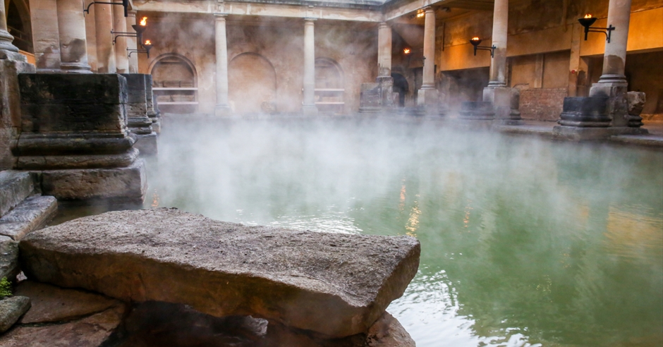 초록빛 온천 수면과 석조 기둥이 보이는 배스 로만 배스