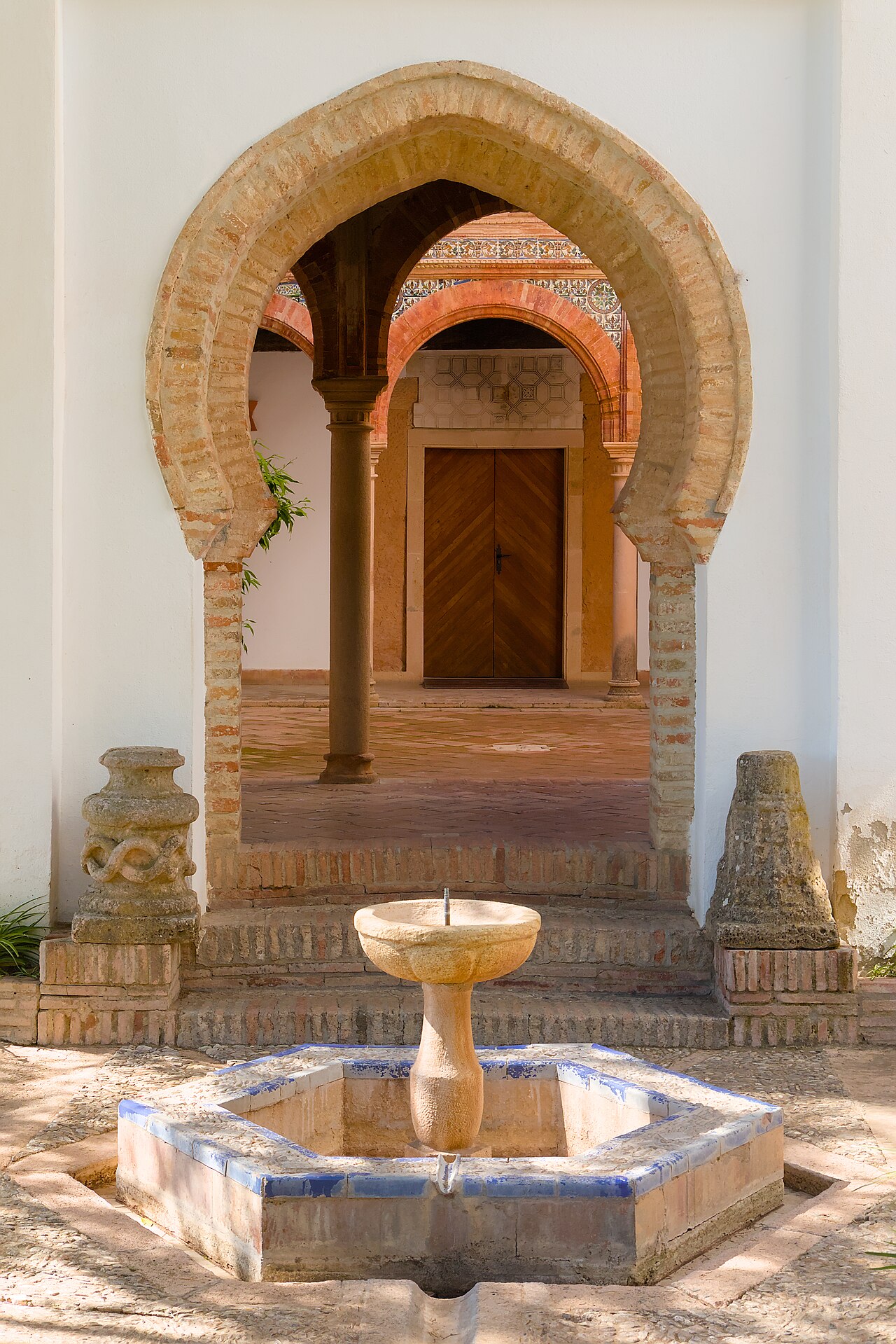 스페인 론다 몬드라곤 궁전의 안뜰 분수와 아치 회랑