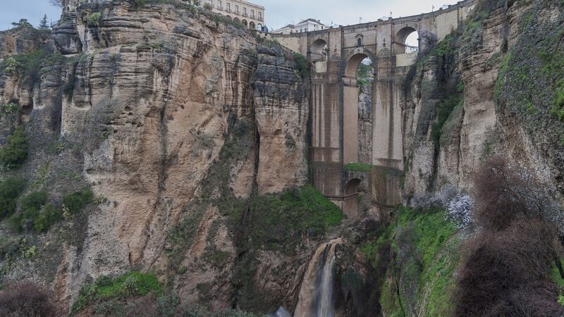 스페인 안달루시아 론다의 푸엔테 누에보와 엘 타호 협곡 전경
