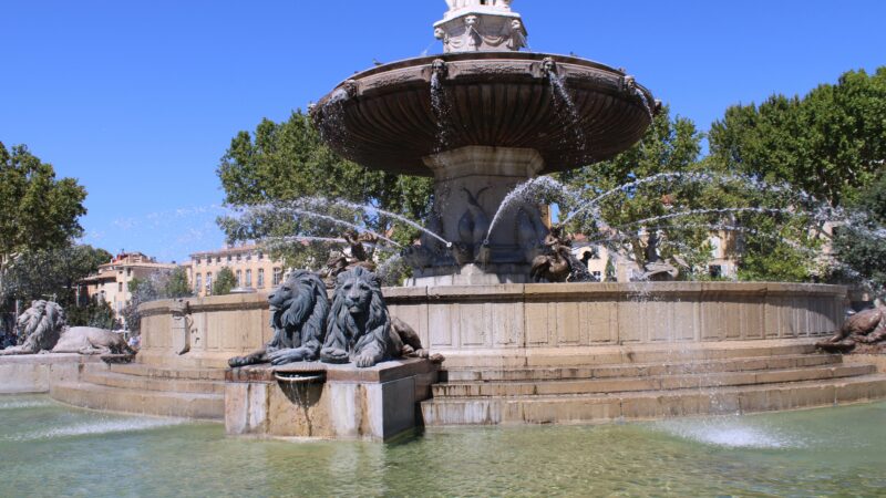 엑상프로방스 로통드 분수와 야자수가 보이는 원형 광장