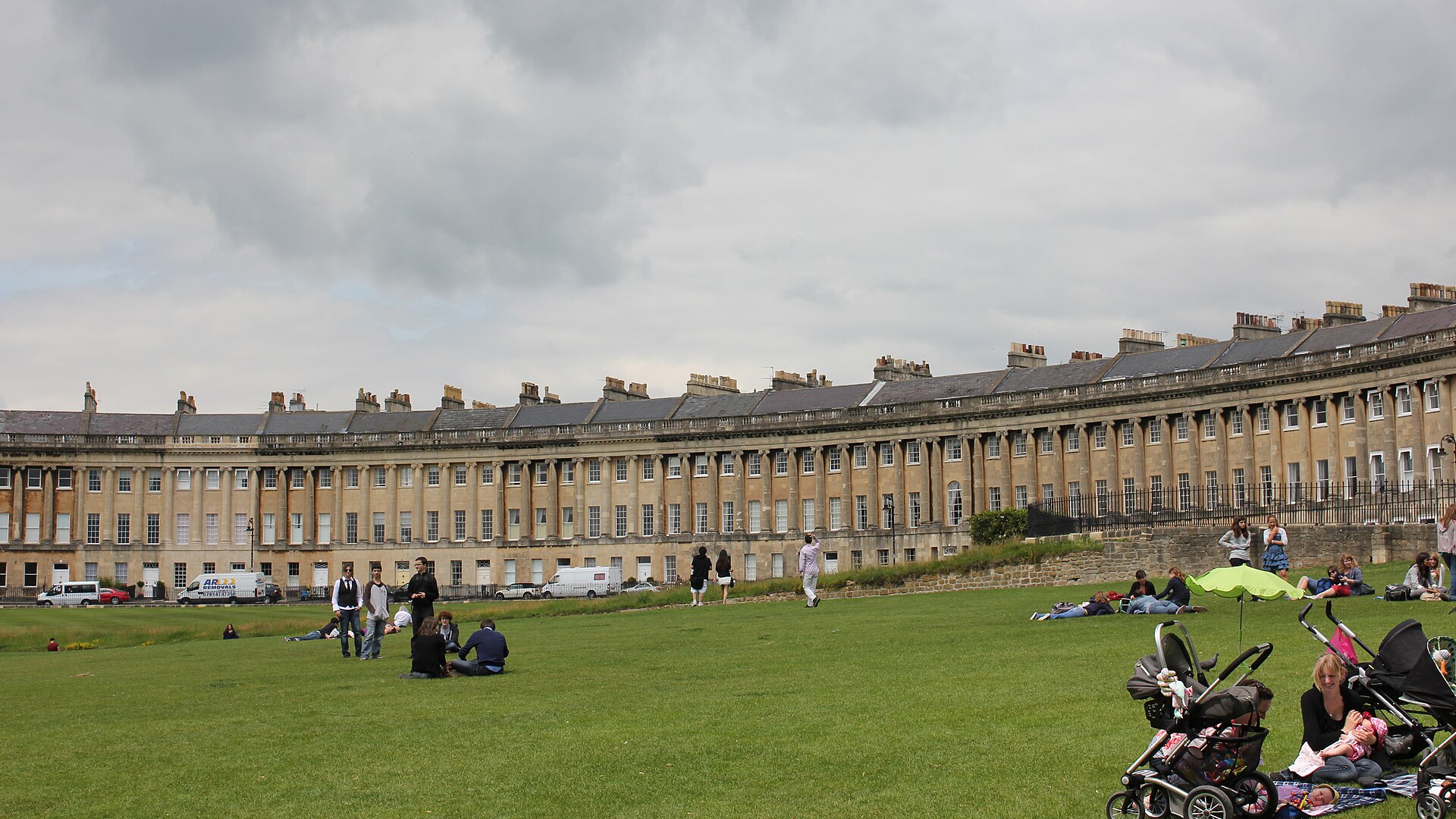 초록 잔디 앞에 반달 형태로 길게 이어진 배스 로열 크레센트