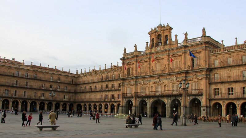 스페인 살라망카 플라사 마요르의 아치 회랑과 시청사 전경