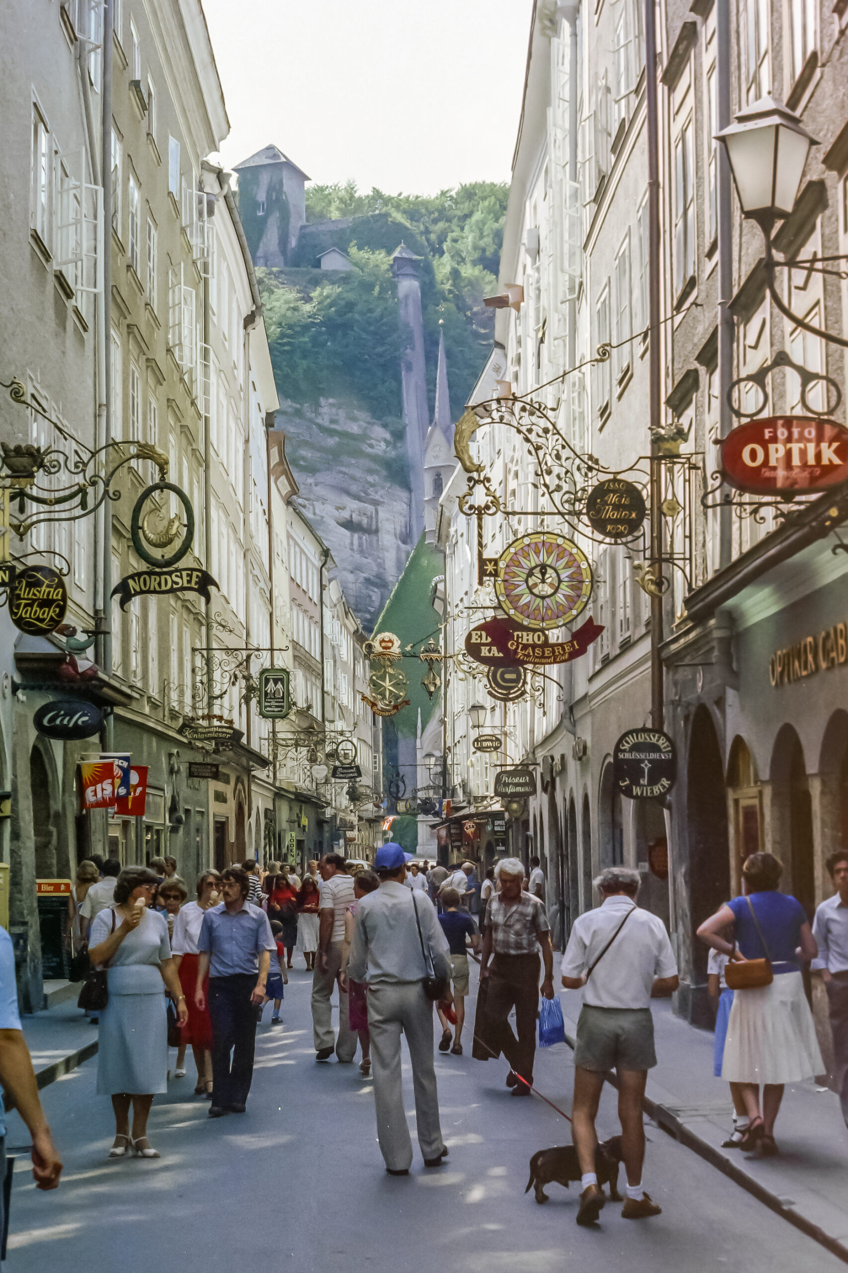 철제 간판이 이어진 좁은 골목의 잘츠부르크 게트라이데가세