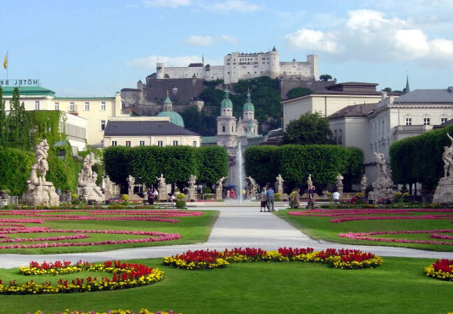 꽃이 핀 미라벨 정원 너머로 호엔잘츠부르크 요새가 보이는 잘츠부르크 전경