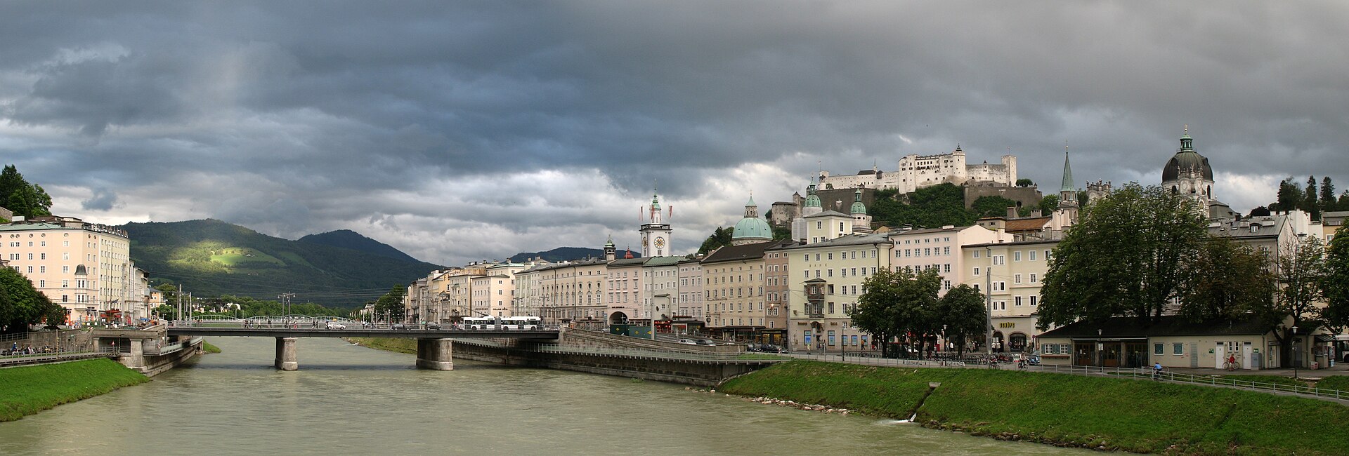 강변과 바로크 돔, 언덕 위 호엔잘츠부르크 요새가 함께 보이는 잘츠부르크 올드타운 전경
