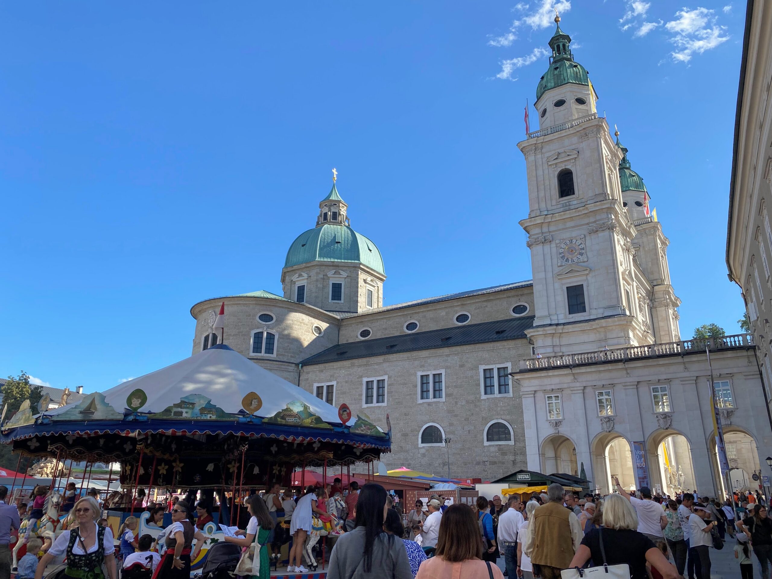 넓은 광장과 분수, 바로크 파사드가 보이는 잘츠부르크 레지덴츠플라츠