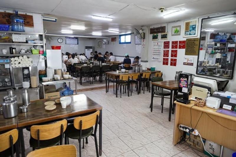삼청동 수제비 내부 좌석과 담백한 식당 분위기