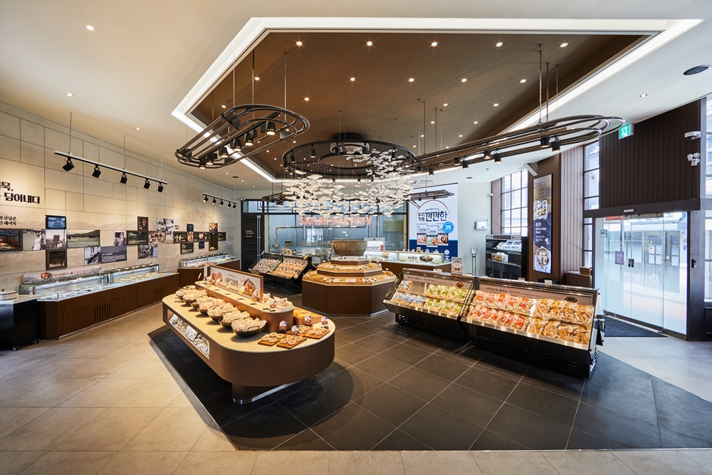 부산 영도 삼진어묵 영도본점 내부 판매 공간과 넓은 진열대가 보이는 풍경