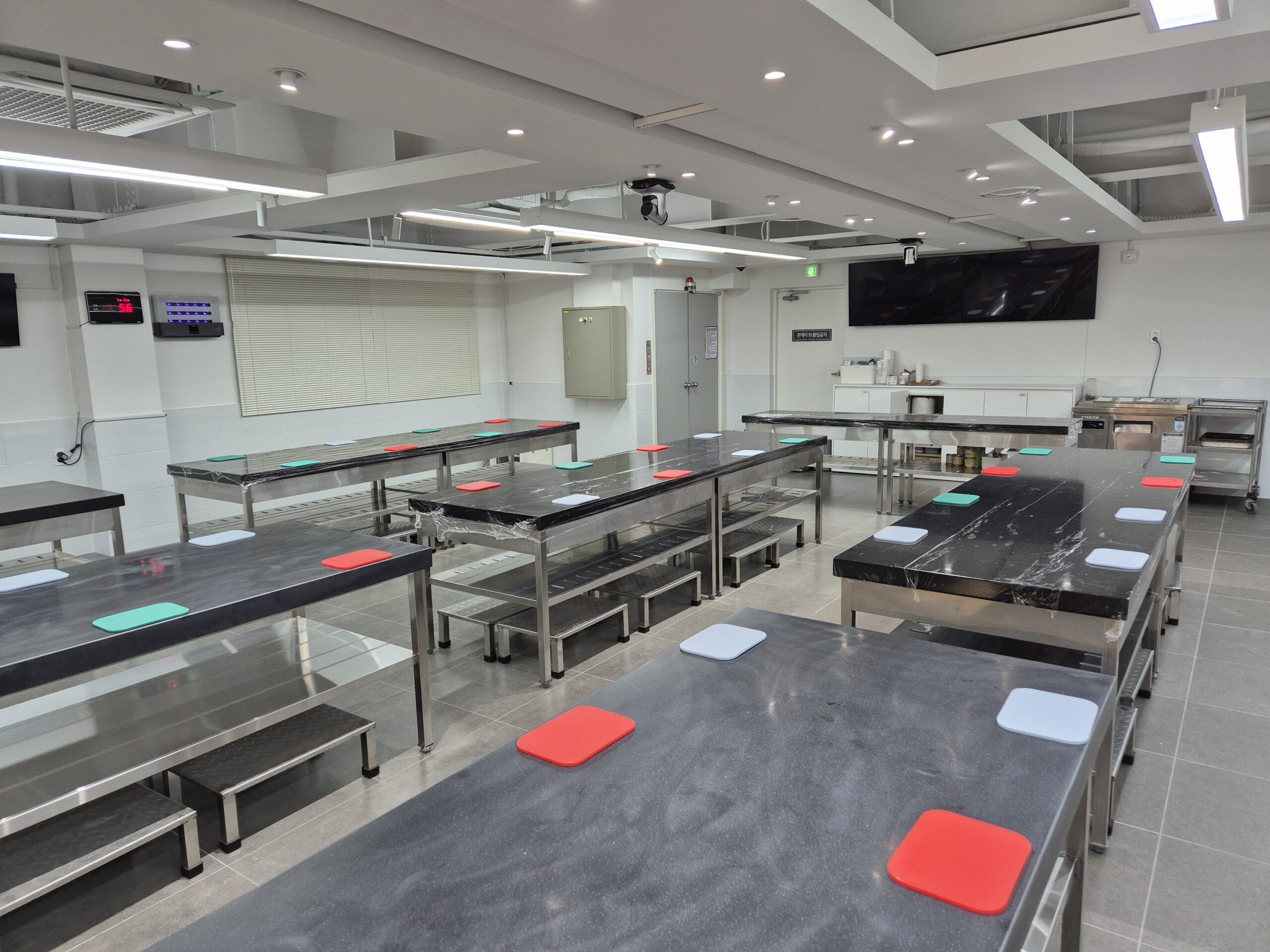 삼진어묵 영도본점 체험관의 작업대와 수업형 구조가 보이는 실내 공간