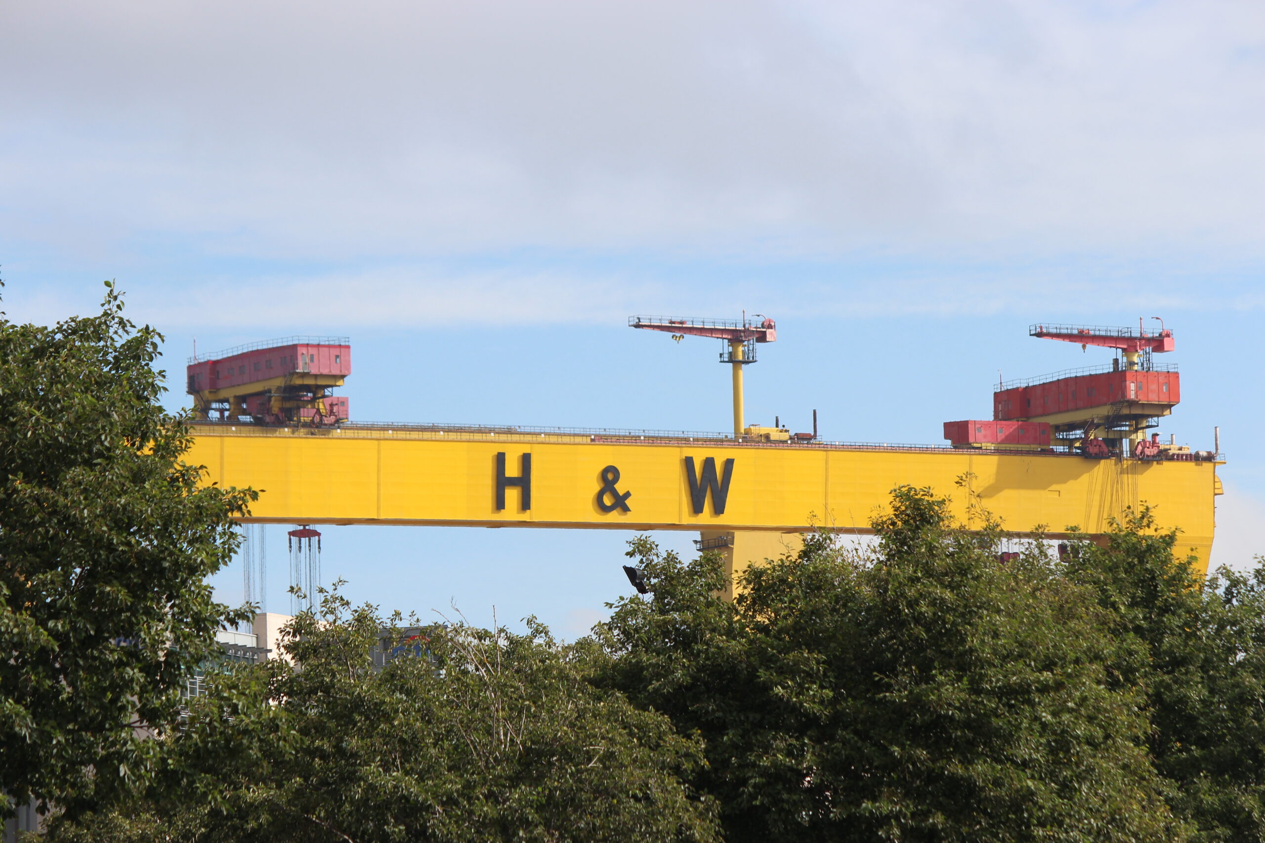 벨파스트 조선소 위로 보이는 샘슨과 골리앗 크레인