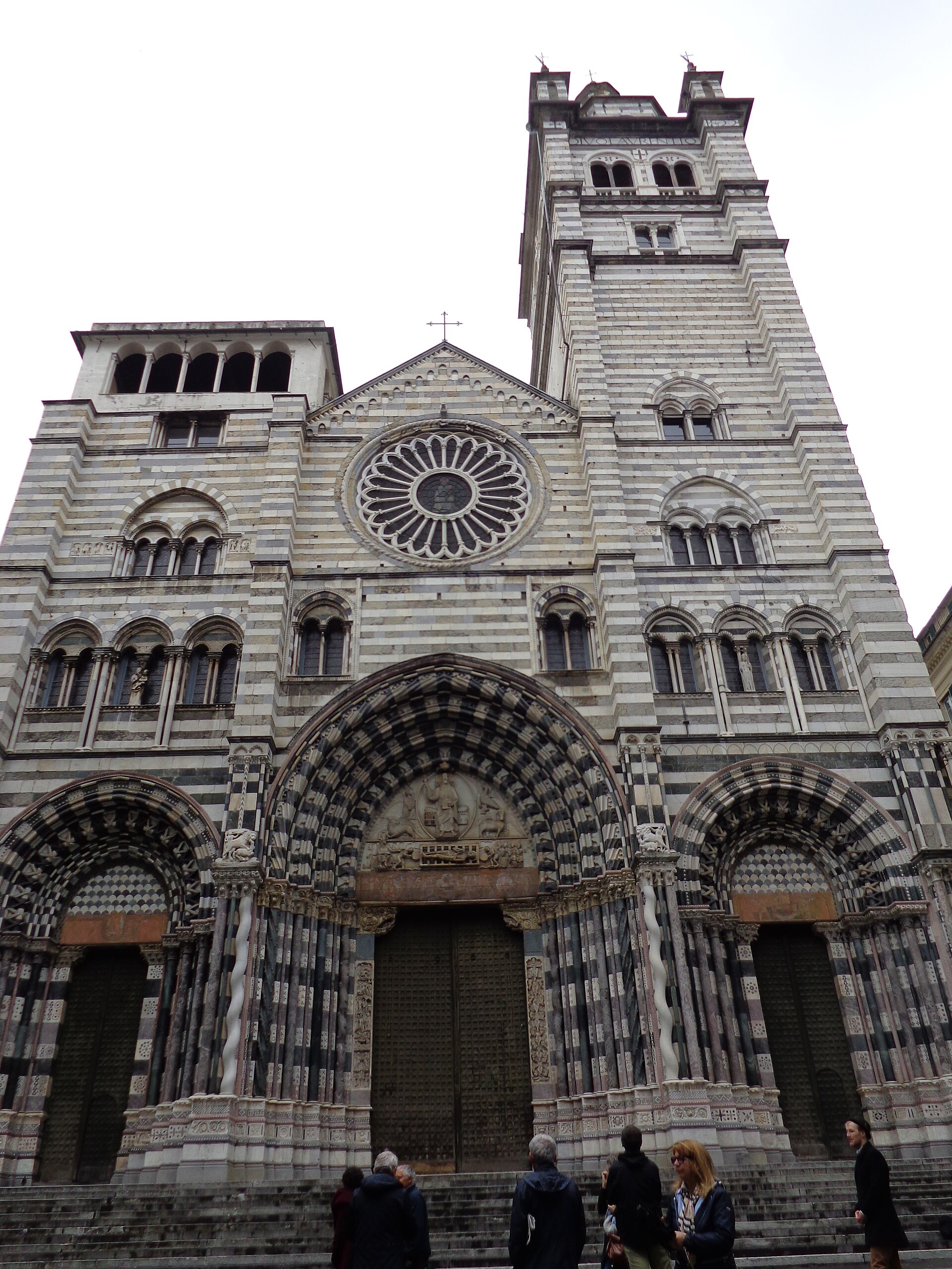 제노바 구시가지의 산 로렌초 대성당 파사드