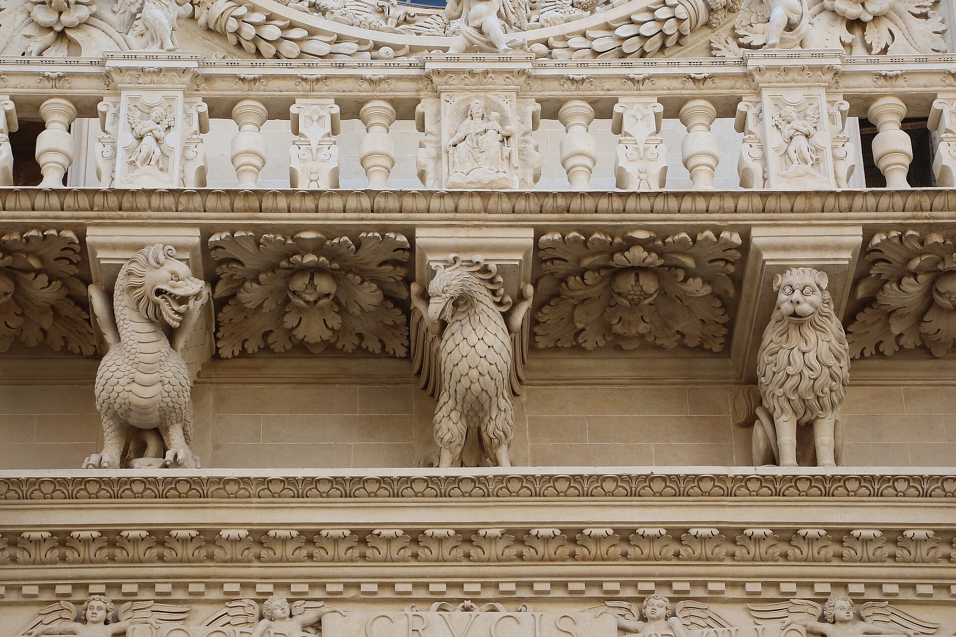 조각 장식이 가득한 레체 산타 크로체 성당 파사드