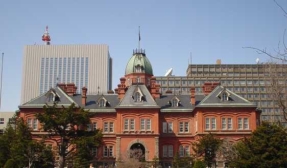 잔디 정원 앞에 서 있는 삿포로 구 홋카이도 청사 붉은 벽돌 건물