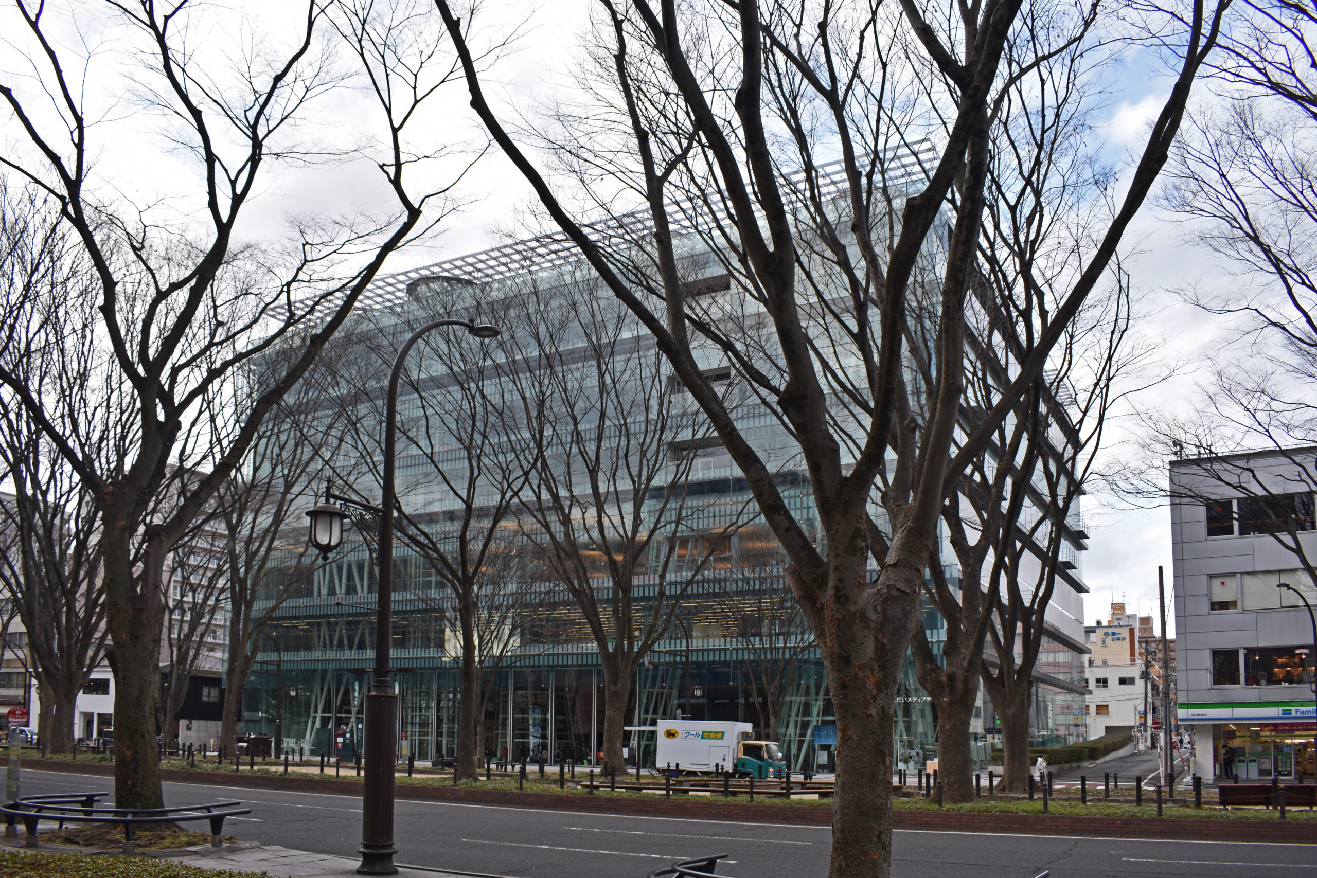 일본 미야기현 센다이 조젠지도리에서 본 센다이 메디아테크 외관