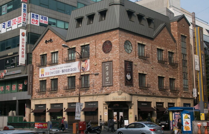 대전 은행동 성심당 본점 붉은 벽돌 외관과 성심당 세로 간판이 보이는 거리 풍경