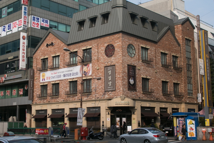 대전 은행동 성심당 본점 붉은 벽돌 외관과 성심당 세로 간판이 보이는 거리 풍경