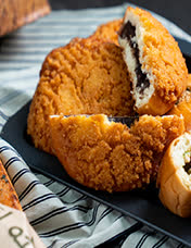 성심당 튀김소보로를 가까이에서 담은 모습으로 바삭한 겉면과 속이 잘린 단면이 보이는 사진