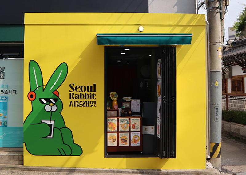 서울 서촌 서울 래빗 노란 외벽과 초록 토끼 벽화, 입구가 보이는 매장 전경