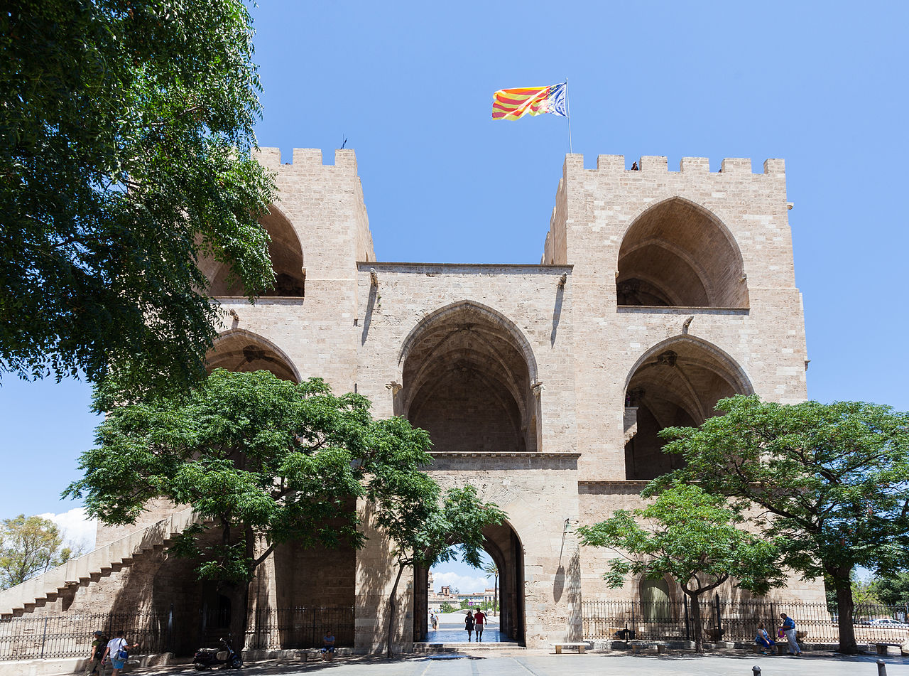발렌시아 토레스 데 세라노스 성문 정면 풍경